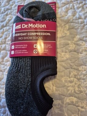 2 Pairs Everyday Compression No-Show Socks - Black and Dark Gray